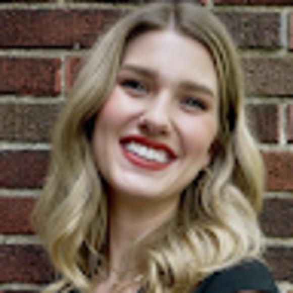 Profile Picture of Tess Loniewski (@tess_loniewski) on Poshmark