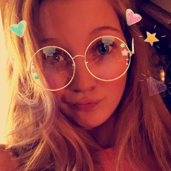 Profile Picture of Brianna Stump (@briepearl98) on Poshmark