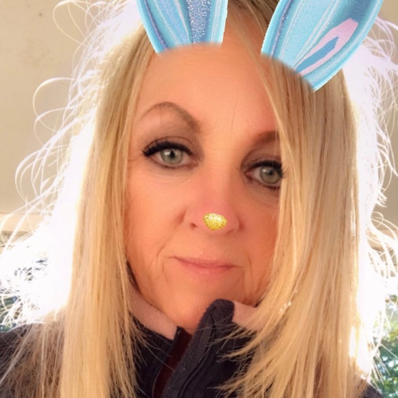 Profile Picture of Lisa Hacker (@lisahacker228) on Poshmark