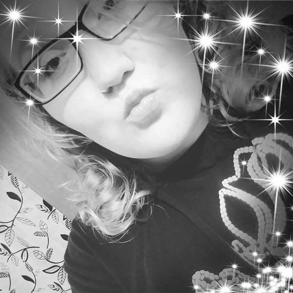 Profile Picture of Courtney Lachina (@courtneylachina) on Poshmark