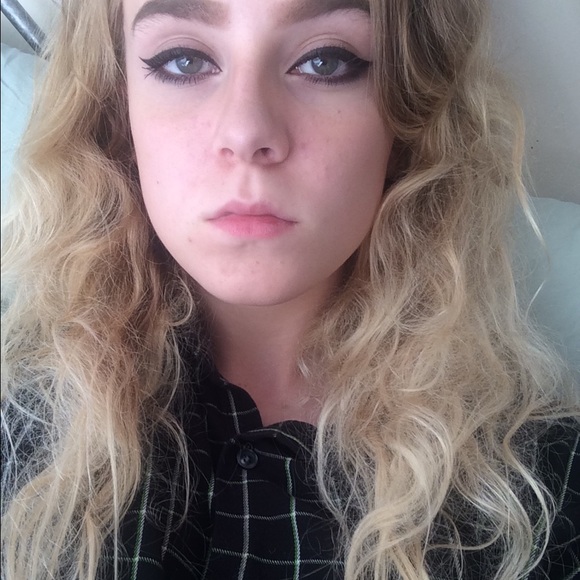 Profile Picture of Chloe Blatnik (@zippyapples) on Poshmark