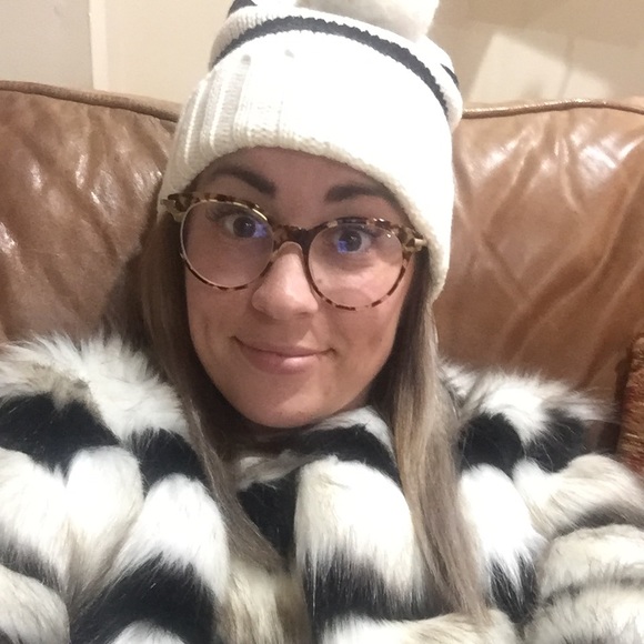 Profile Picture of Mackenzie Woeste (@mwoeste) on Poshmark