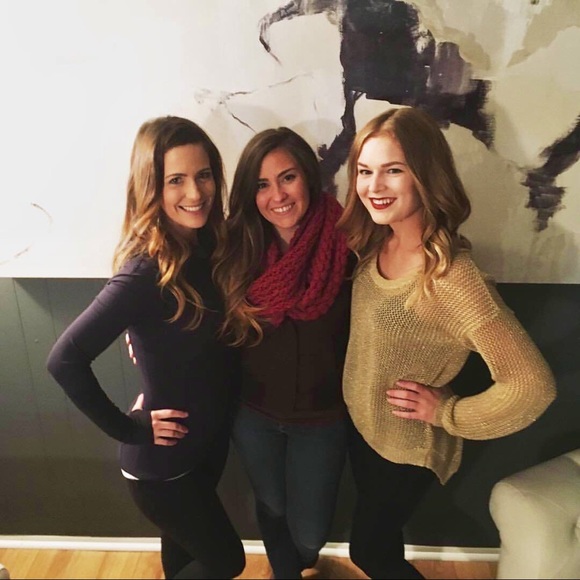 Profile Picture of April Thompson (@aprilee93) on Poshmark