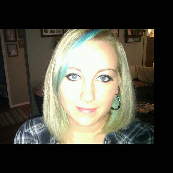 Profile Picture of Stephanie Bellefeuille (@stephaniebellef) on Poshmark