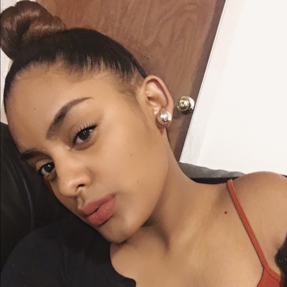 Profile Picture of Marienny Rodriguez (@mrodriguezx20) on Poshmark