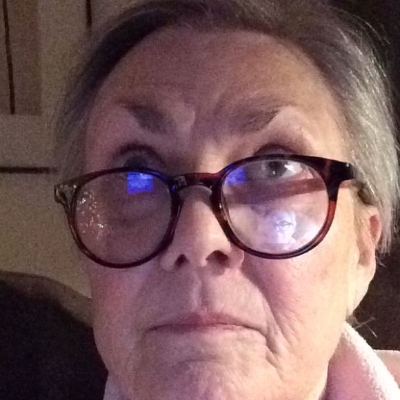 Profile Picture of Claudia Shelander (@7whinnie) on Poshmark