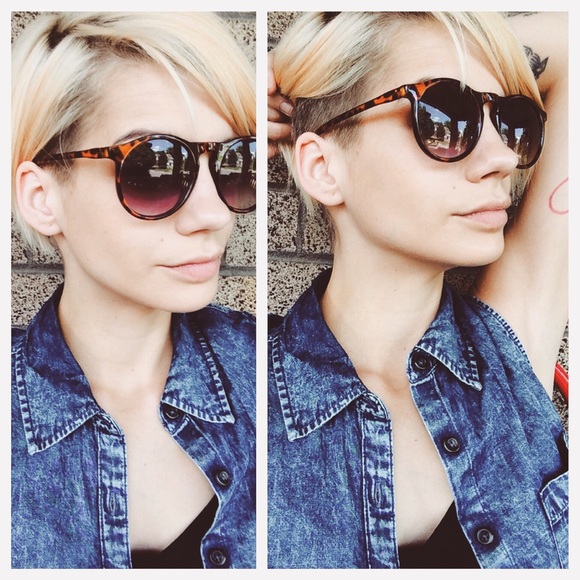 Profile Picture of Renee Drescher (@sailmeawayx) on Poshmark