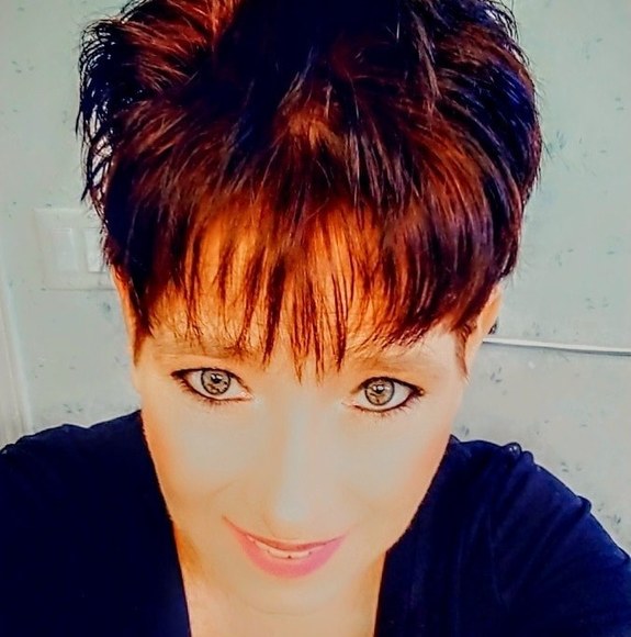 Profile Picture of Dawn Douglas (@dawndouglas73) on Poshmark