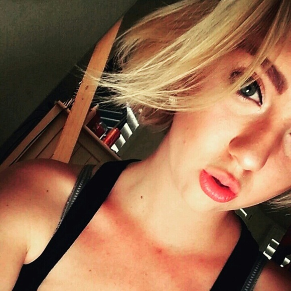 Profile Picture of Trin Tesney (@h2odash) on Poshmark