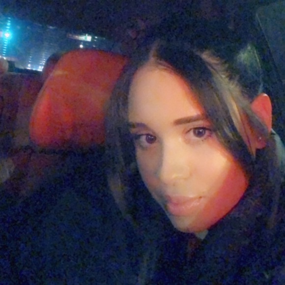 Profile Picture of Irisluz Uribe (@irisluz14) on Poshmark