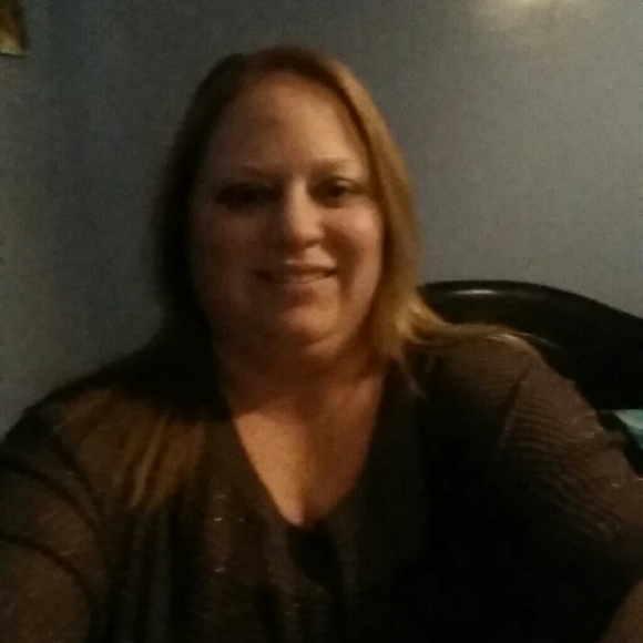 Profile Picture of Karen Cox (@kmc2001) on Poshmark