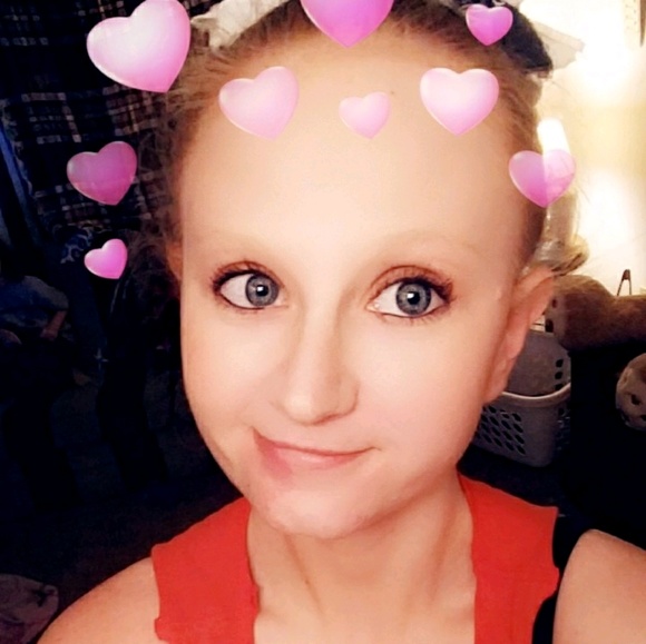 Profile Picture of Cassondra Smith (@artbrlc1013) on Poshmark