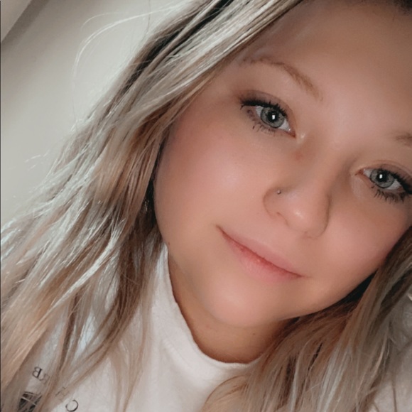 Profile Picture of Emily Macuga (@macuga04) on Poshmark