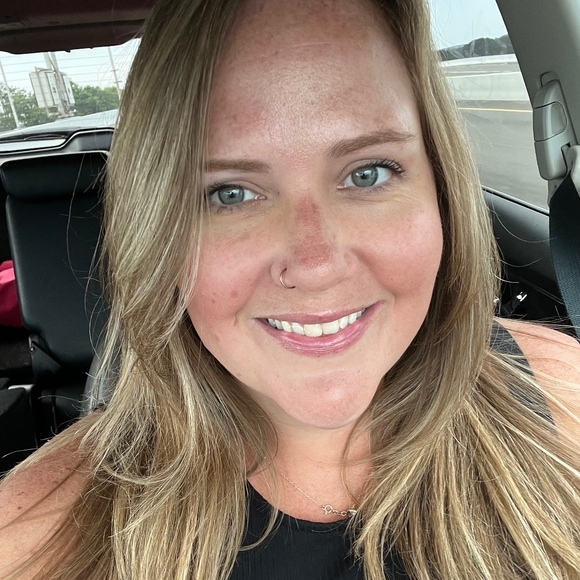 Profile Picture of Alecia Goodman (@alecia_212) on Poshmark