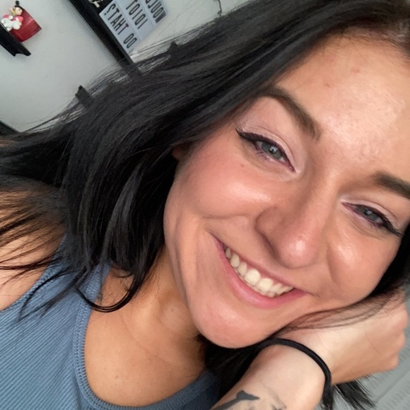 Profile Picture of Olivia Metty (@oliviametty) on Poshmark