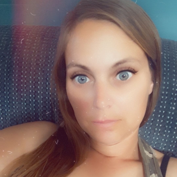 Profile Picture of Nikki Conrod (@nikki_chipman) on Poshmark