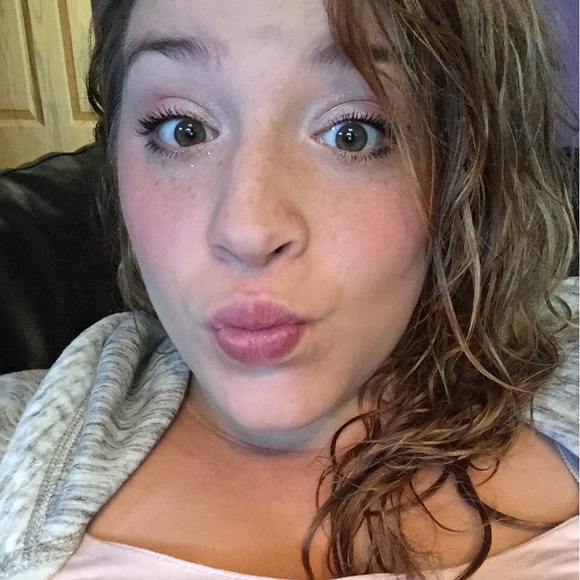 Profile Picture of Danielle Yaiser (@xxfrasier13xx) on Poshmark