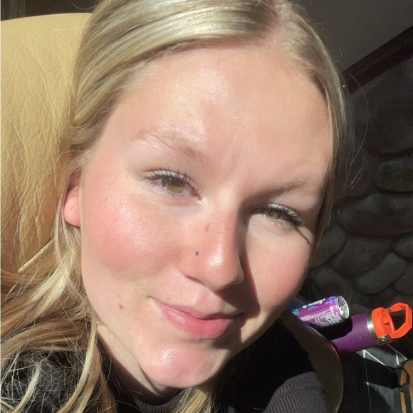 Profile Picture of Haylie Leinweber (@haylieleinweber) on Poshmark