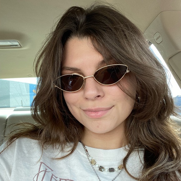 Profile Picture of Daisy Blackmore (@daisyblackmore) on Poshmark