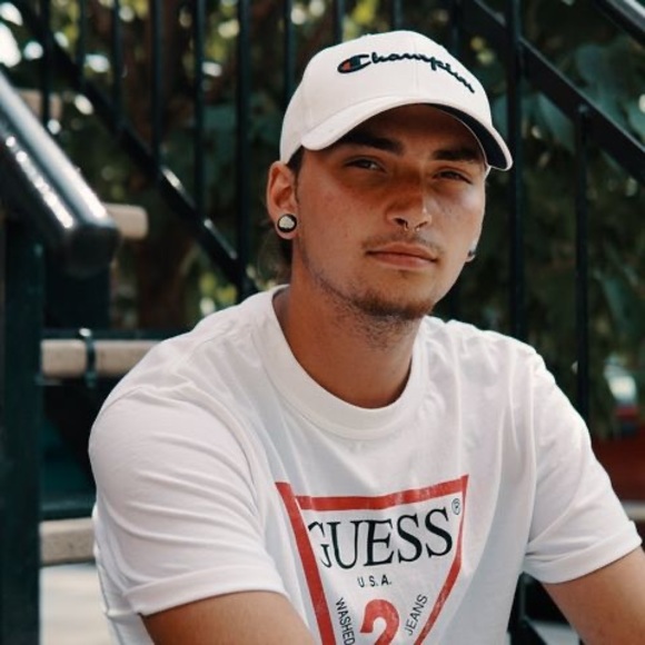 Profile Picture of Dam Lavertue (@damlavertue) on Poshmark