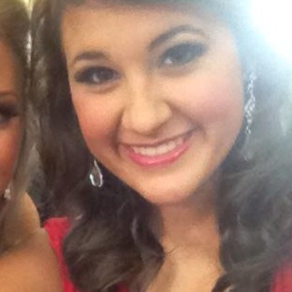 Profile Picture of Laney Binion (@laneybinion) on Poshmark