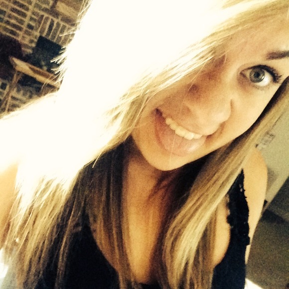 Profile Picture of Andrea Downs (@andrea_pink94) on Poshmark