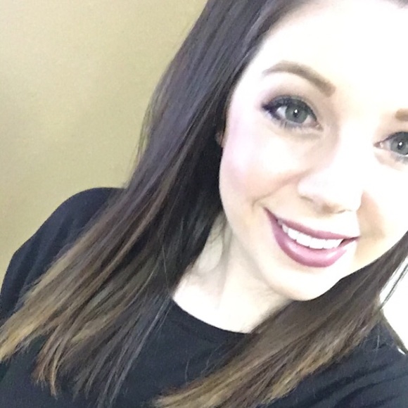 Profile Picture of Breana Roelle (@roelleb) on Poshmark