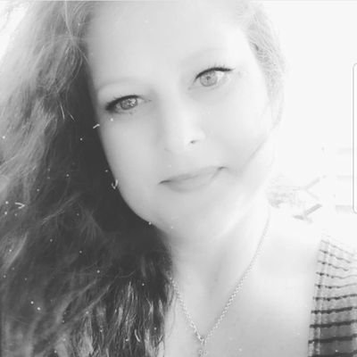 Profile Picture of Michelle Wells (@luvbeez) on Twitter
