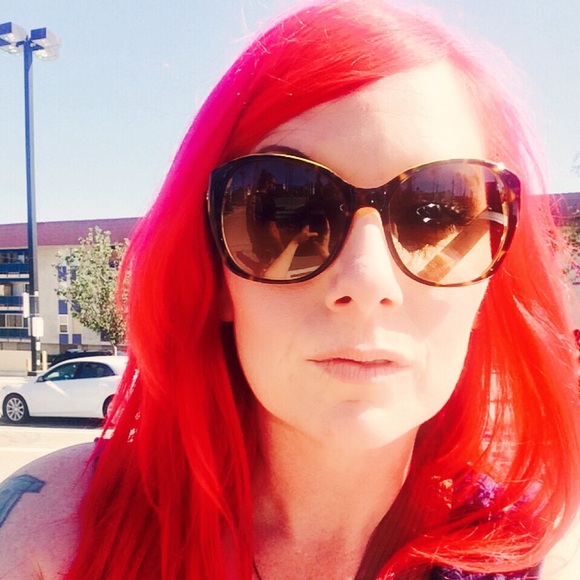 Profile Picture of Lisa Yates (@wettulips) on Poshmark