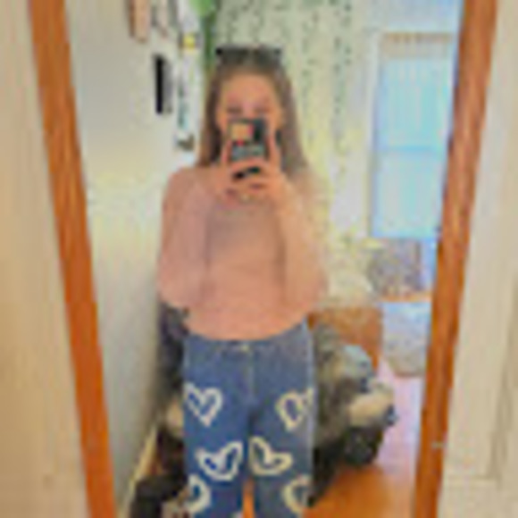 Profile Picture of Avila wobbe Wobbe (@ur_average_avil) on Poshmark
