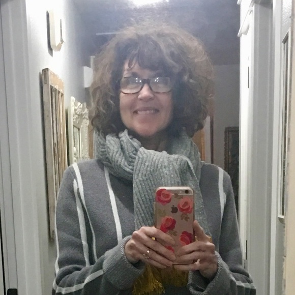 Profile Picture of Cindy Mcatee (@cindylooez) on Poshmark