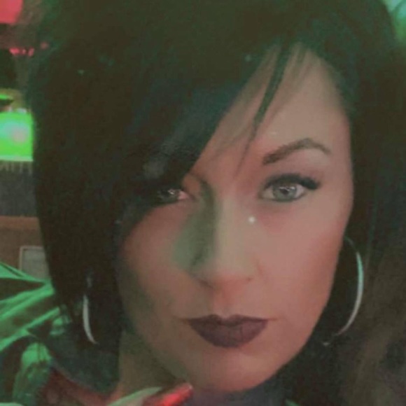 Amber Kasee - Poshmark Profile Picture of Amber Kasee (@akasee) on Poshmark