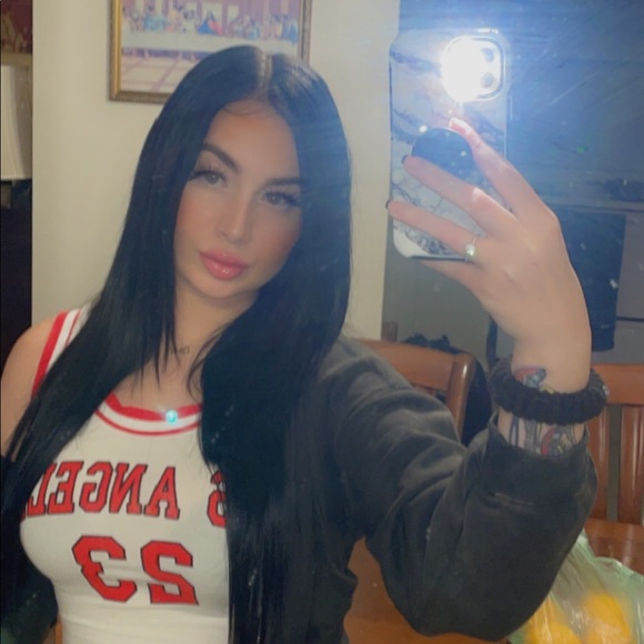 Profile Picture of Cassandra Downing (@cassandradow960) on Poshmark
