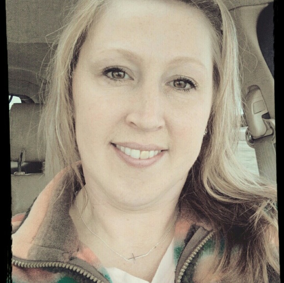 Profile Picture of Lisa Preissler (@llp81) on Poshmark