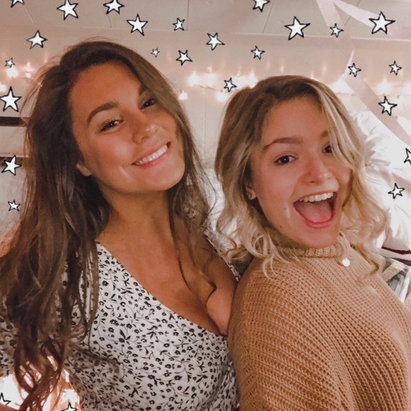 Profile Picture of Dani Burns (@daniburns19) on Poshmark