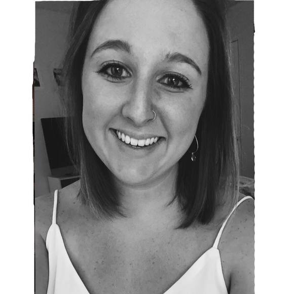 Profile Picture of Jenna Bartoszewicz (@jennabart96) on Poshmark