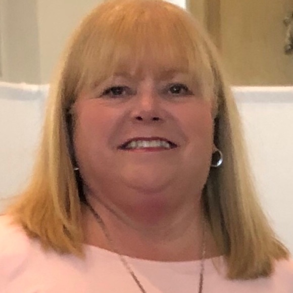 Profile Picture of Denise Hopper (@denronnole) on Poshmark