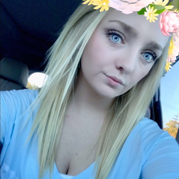 Profile Picture of Carlee Wurdemann (@carleewurd) on Poshmark