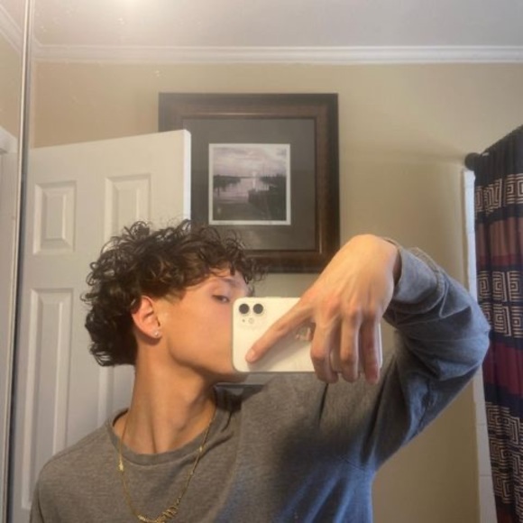 Profile Picture of Ysaac Bustillo (@ysaacbustillo) on Poshmark