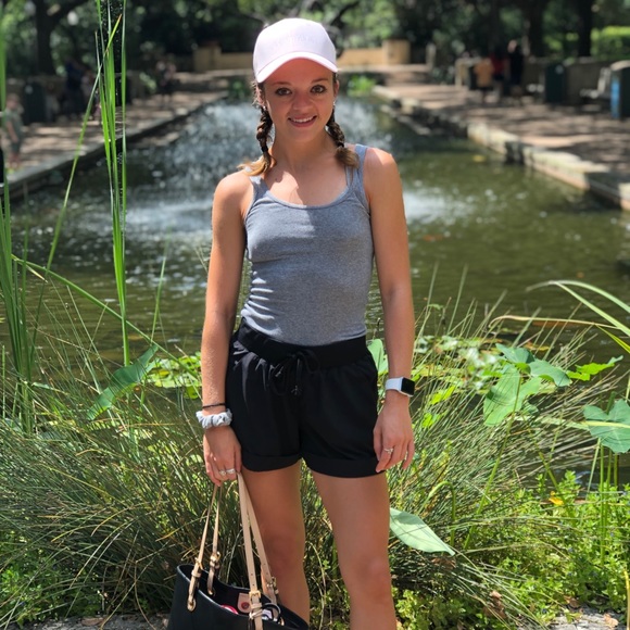 Profile Picture of Christina Rutowski (@christinarutow) on Poshmark