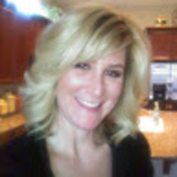 Profile Picture of Lisa Lowe (@blaziekl) on Poshmark