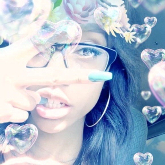 Profile Picture of Dazzling Daun (@aunadaun) on Poshmark