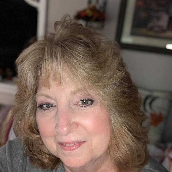 Profile Picture of Theresa Branham (@theresabranham) on Poshmark