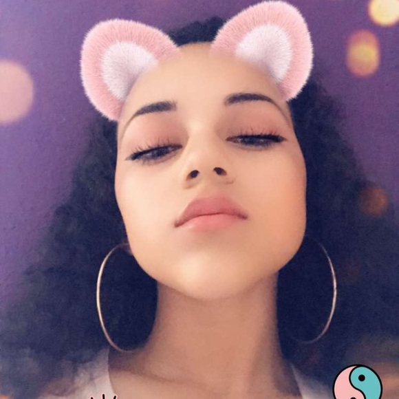 Profile Picture of Monique Larsen (@moniquelarsen) on Poshmark