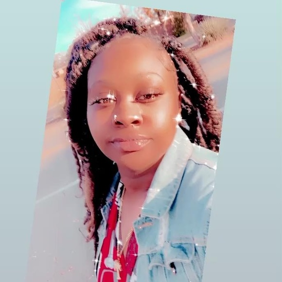 Profile Picture of Cesī Màinéy (@gorgeoussoul3) on Poshmark