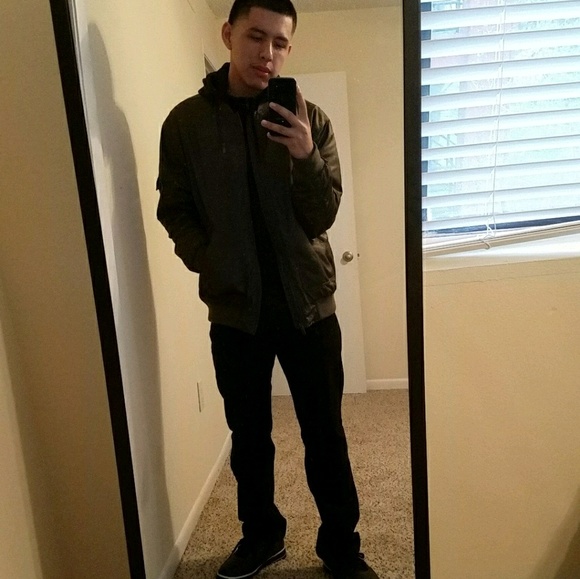 Profile Picture of Edwin Roa (@edwinr209) on Poshmark