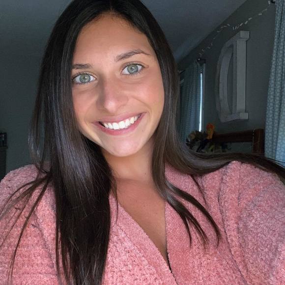Profile Picture of Danielle Souza (@souzadanielle83) on Poshmark