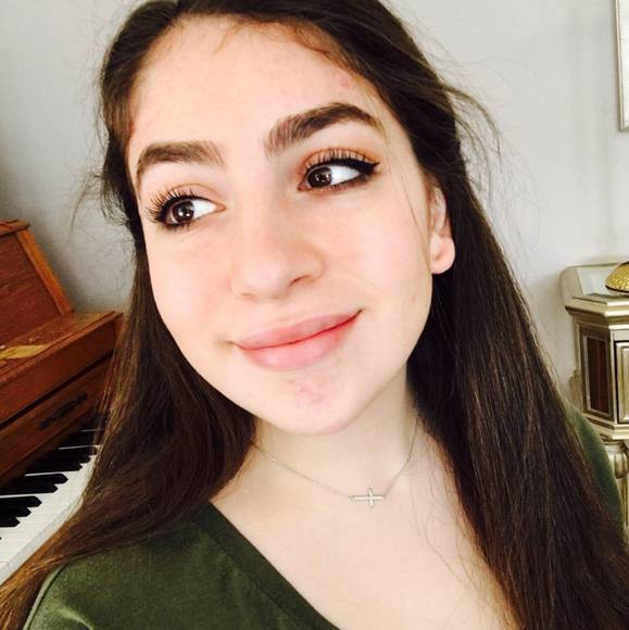 Profile Picture of Stephanie Keledjian (@stephaniekeledj) on Poshmark