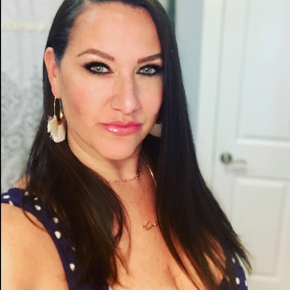 Profile Picture of Kimberly Elphick (@kimberlyelphick) on Poshmark