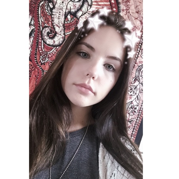 Profile Picture of Mariah Baumgardner (@mariah_baum11) on Poshmark